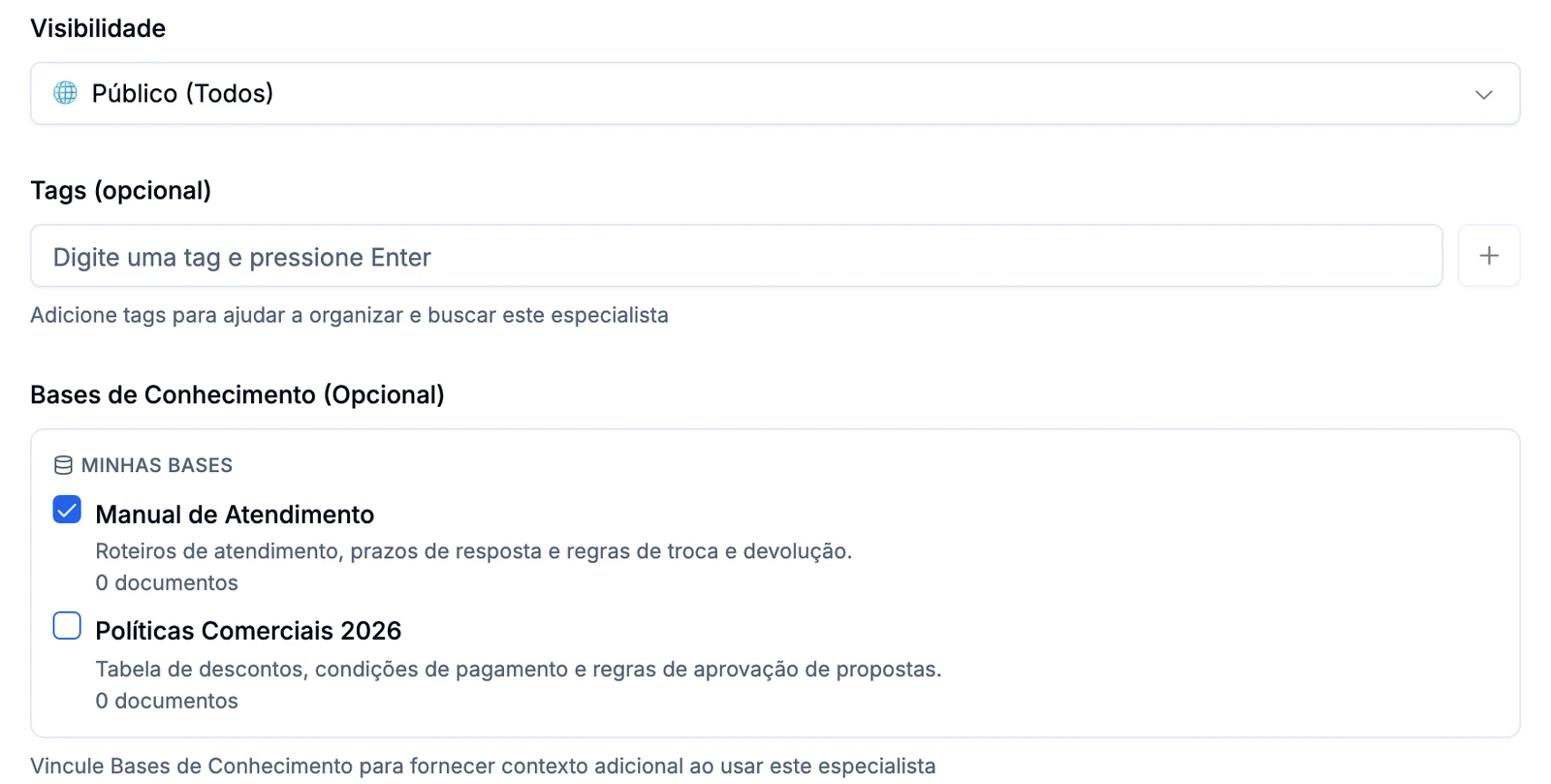 Etapa Configuração da criação de especialista, com a visibilidade Público (Todos) selecionada e a base Manual de Atendimento marcada na lista Minhas bases
