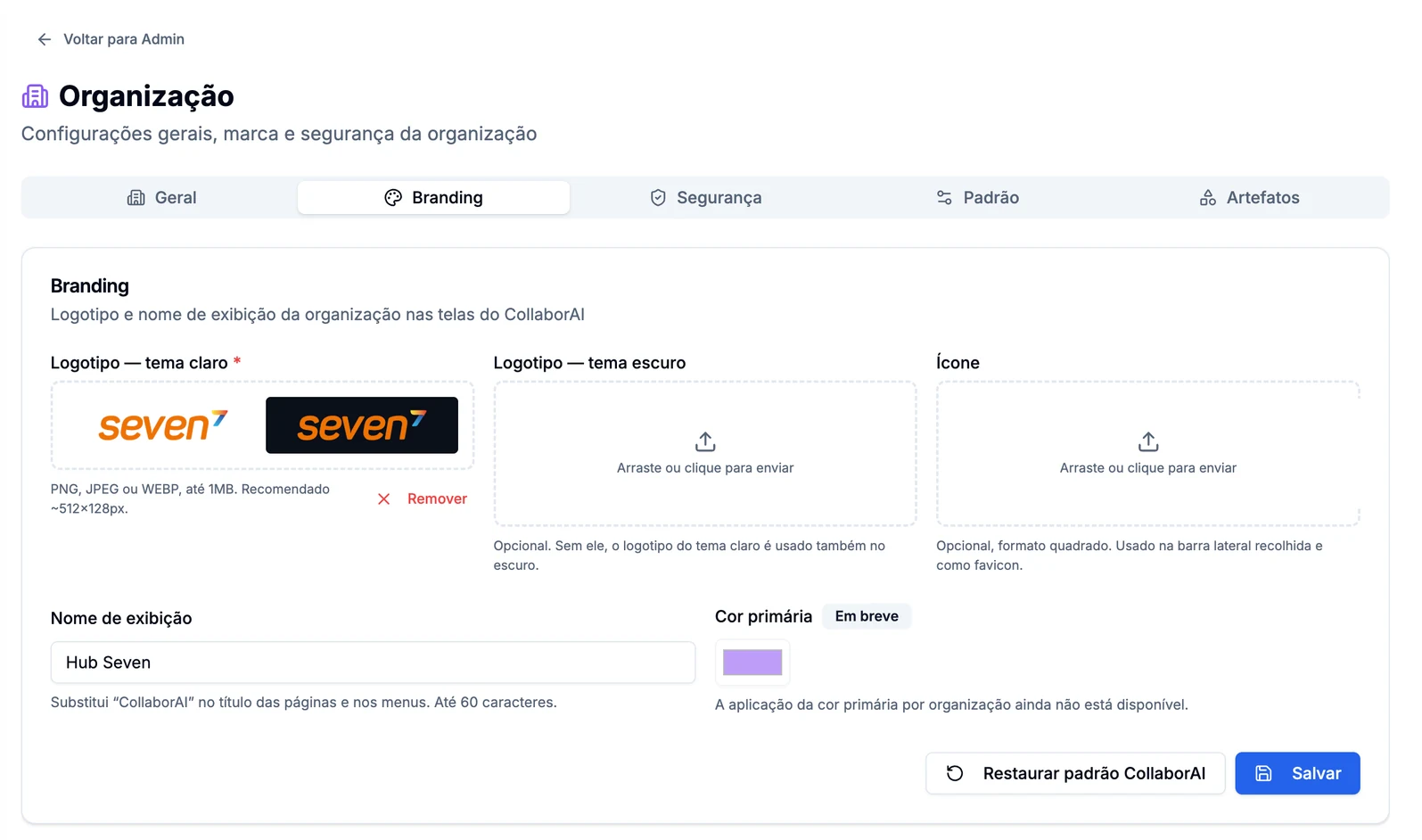 Aba Branding da tela Organização, com áreas de upload para logotipo claro, logotipo escuro e ícone, campo de nome de exibição e botões Restaurar padrão CollaborAI e Salvar